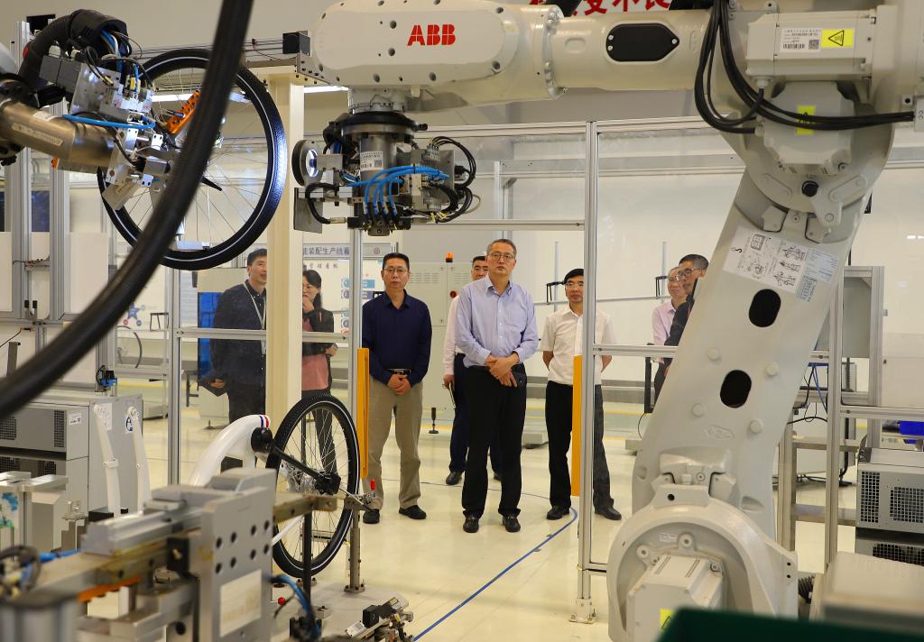 借智滬上名校 賦能應(yīng)用型發(fā)展——夏良玉書(shū)記率隊(duì)赴上海高?？疾煨虏牧霞夹g(shù)研發(fā)與辦學(xué)經(jīng)驗(yàn)